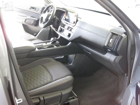 Used 2025 Nissan Pathfinder S FWD image 35