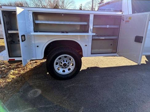 Used 2022 GMC Sierra 3500 Pro w/ Convenience Package image 8