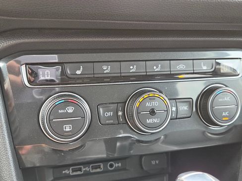 Used 2018 Volkswagen Tiguan SE FWD image 25