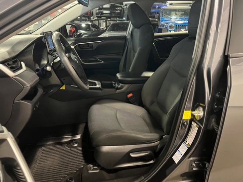 Used 2022 Toyota RAV4 LE AWD/4WD image 9