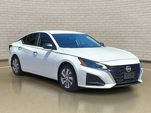 Used 2024 Nissan Altima 2.5 S FWD image 3