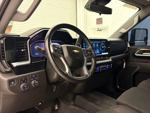 Used 2025 Chevrolet Silverado 2500 LT AWD/4WD image 2