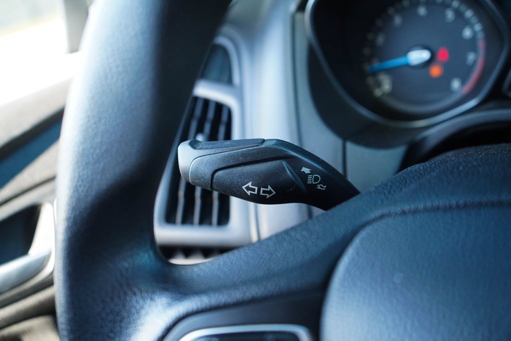 Used 2018 Ford Focus SE FWD image 33