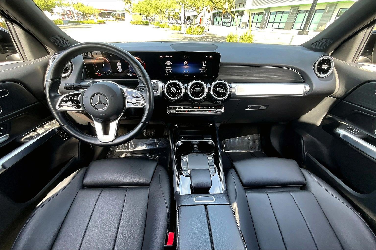 Used 2023 Mercedes-Benz GLB 250 4MATIC w/ Premium Package image 12