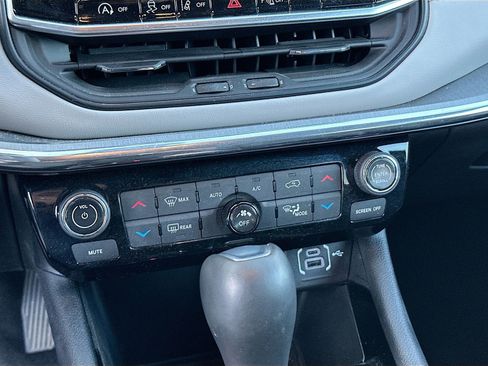 Used 2024 Jeep Compass Limited image 15