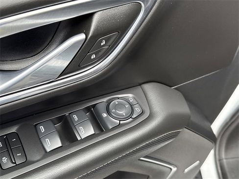 Used 2024 GMC Yukon XL SLT image 38