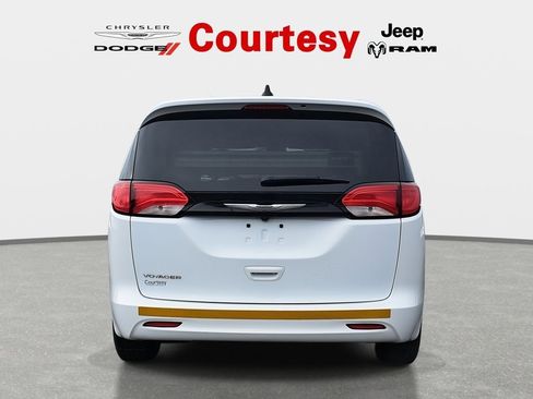 Used 2023 Chrysler Voyager LX image 6