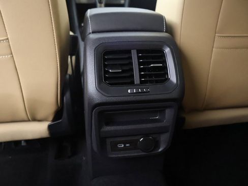 Used 2022 Volkswagen Tiguan SE image 46