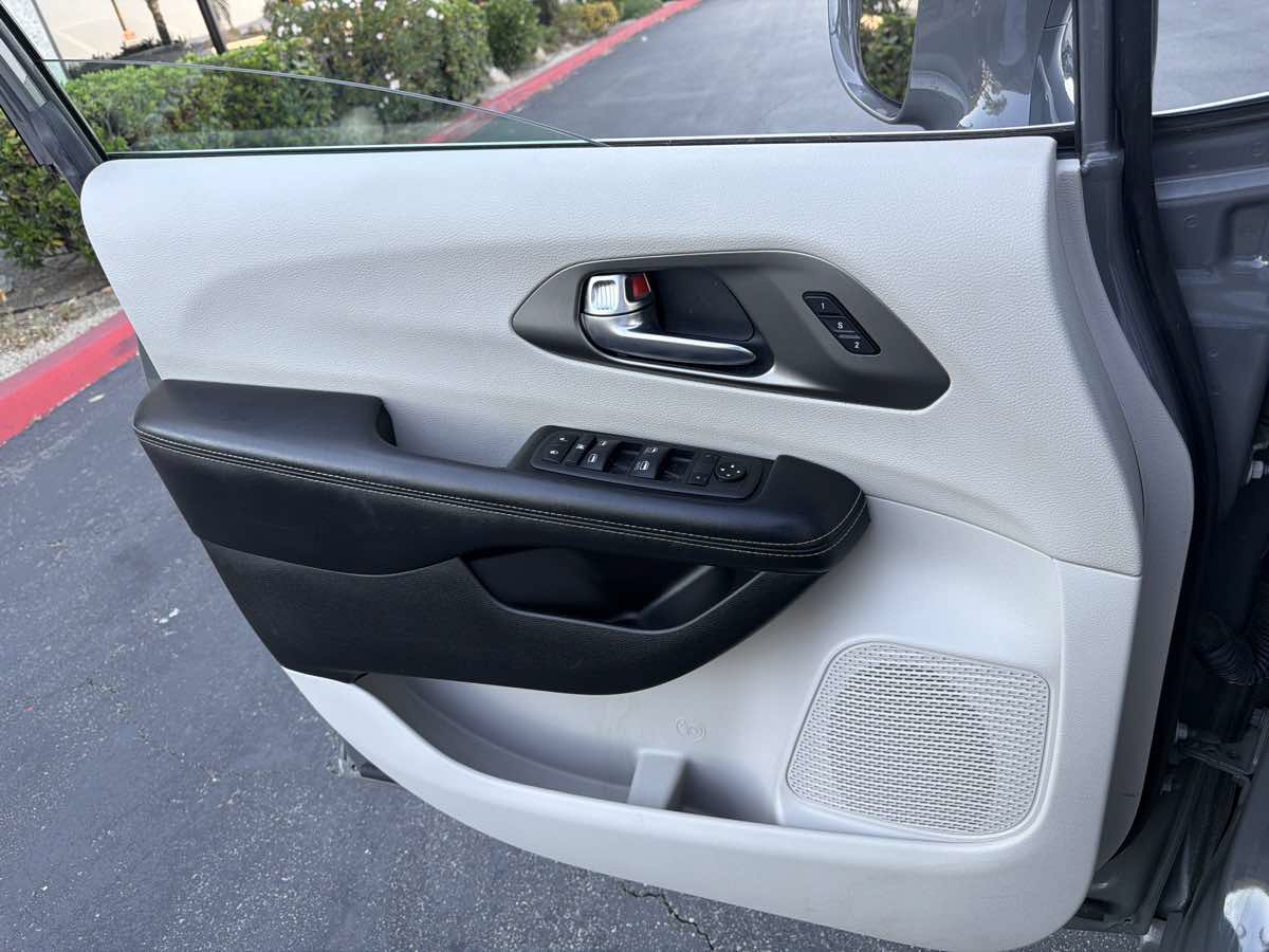 Used 2021 Chrysler Pacifica Touring-L FWD image 47