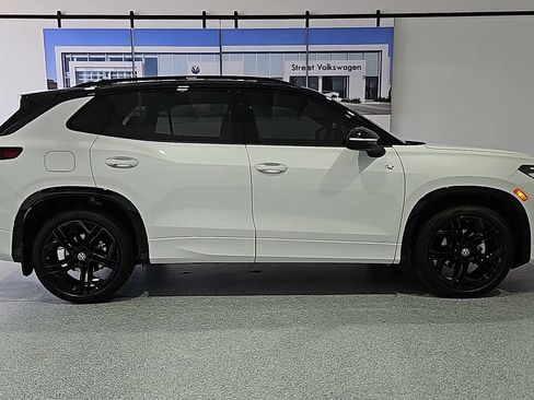 New 2026 Volkswagen Tiguan SE R-Line FWD image 10
