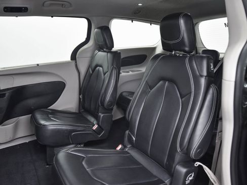 Used 2023 Chrysler Pacifica Touring-L image 12