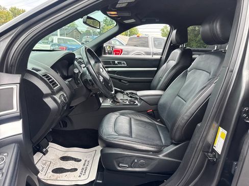 Used 2017 Ford Explorer XLT w/ Equipment Group 202A FWD image 24