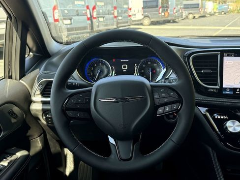 New 2026 Chrysler Pacifica Limited w/ Uconnect Theater Family Group image 22