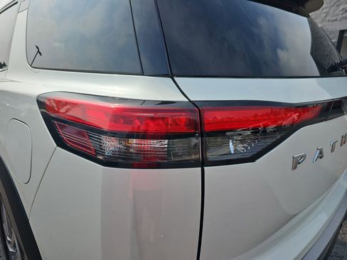 Used 2023 Nissan Pathfinder SL w/ SL Premium Package FWD image 14
