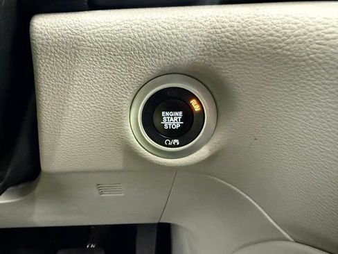 Used 2023 Chrysler Pacifica Limited FWD image 45