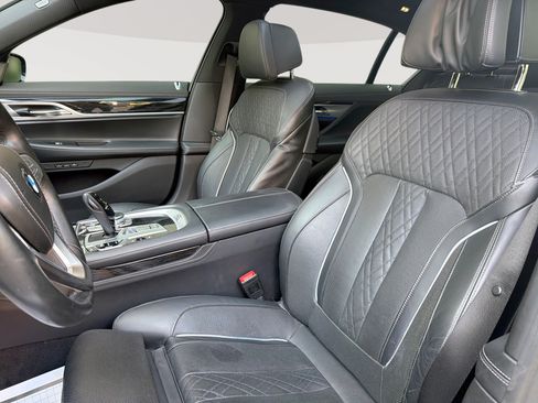 Used 2019 BMW 750i w/ M Sport Package RWD image 13