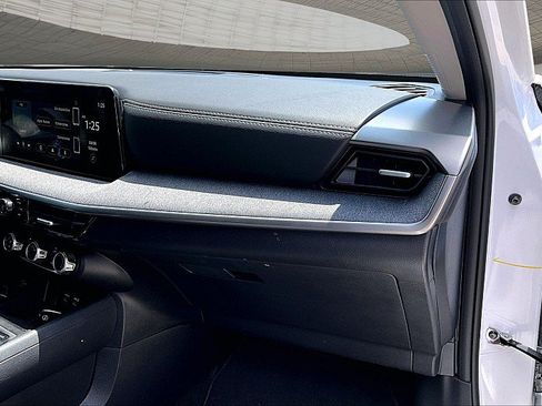 Used 2025 Nissan Kicks SV FWD image 13