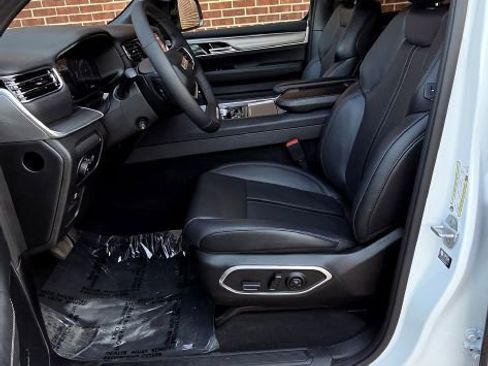 Used 2025 Jeep Wagoneer L Series II w/ 8-pass Seating Package image 12