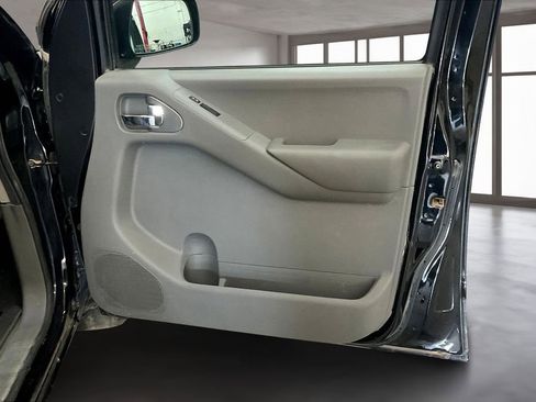 Used 2011 Nissan Frontier SV AWD/4WD image 13