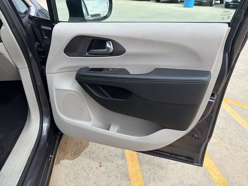 Used 2023 Chrysler Pacifica Touring-L FWD image 26
