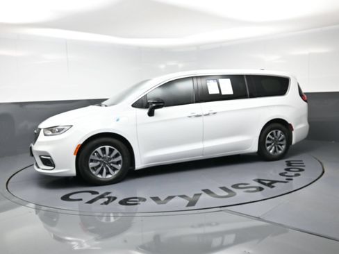 Used 2024 Chrysler Pacifica Limited FWD image 6