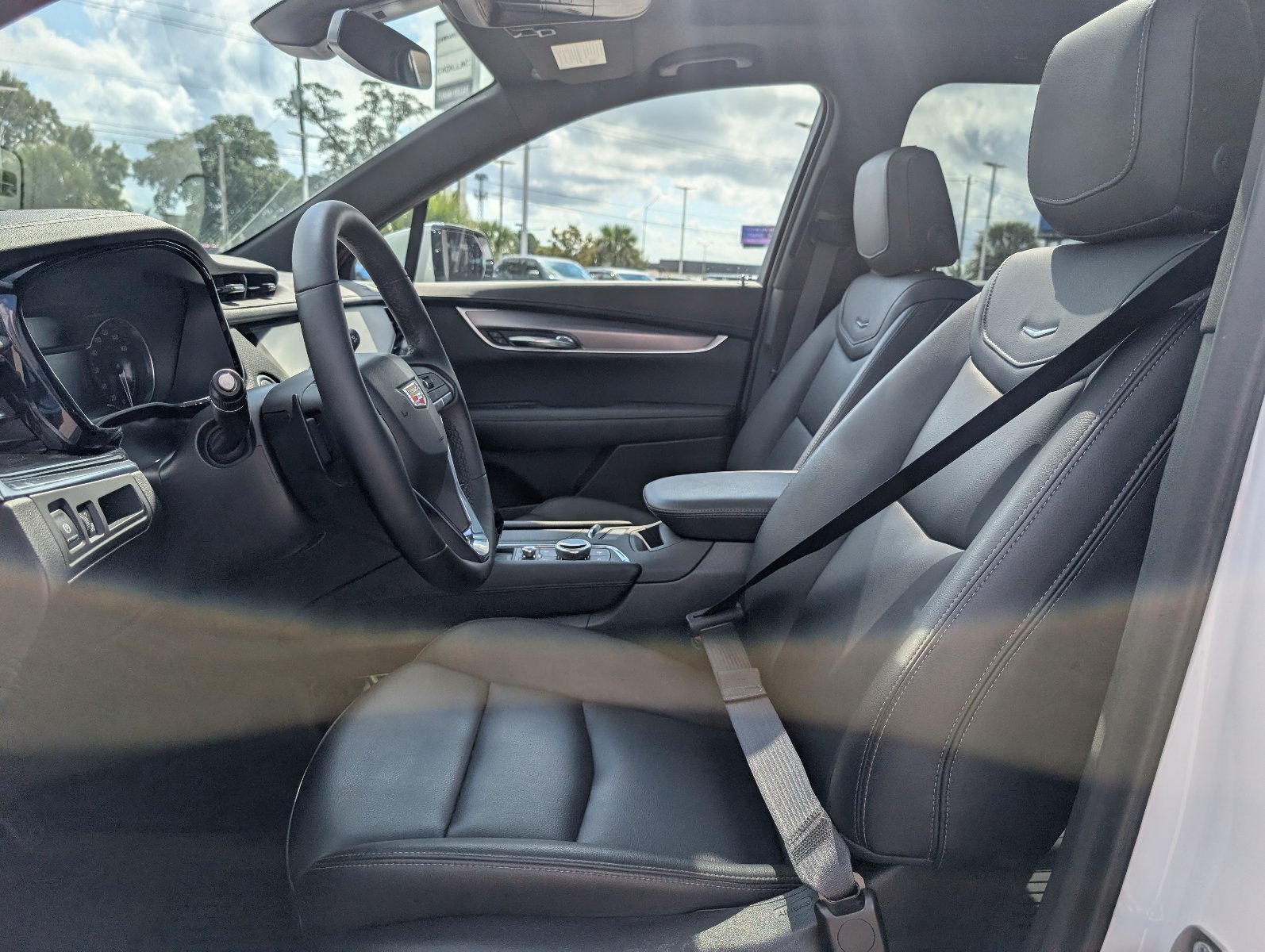 Certified 2024 Cadillac XT6 Luxury w/ LPO, Floor Liner Package AWD/4WD image 14