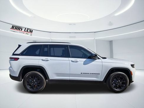 New 2026 Jeep Grand Cherokee Altitude AWD/4WD image 2