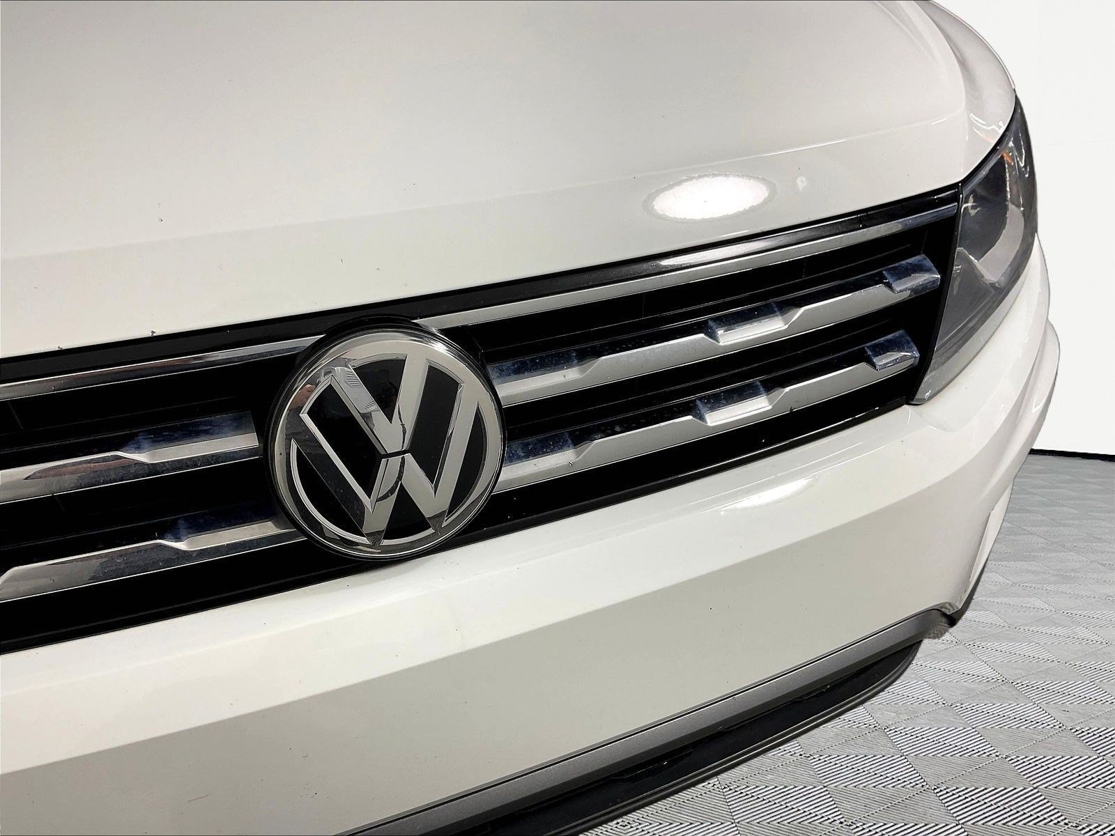 Used 2020 Volkswagen Tiguan SE w/ Panoramic Sunroof Package FWD image 34