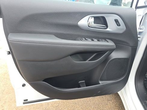 New 2026 Chrysler Pacifica Limited w/ S Appearance Package image 13