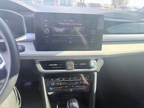 Used 2025 Volkswagen Taos SE w/ Panoramic Sunroof Package FWD image 6