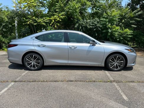 Used 2025 Lexus ES 350 w/ Premium Package FWD image 2