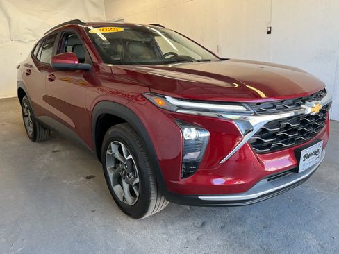 Used 2025 Chevrolet Trax LT w/ LT Convenience Package FWD image 4