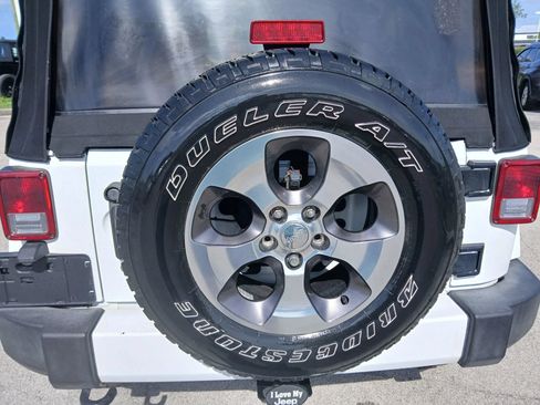 Used 2016 Jeep Wrangler Unlimited Sahara w/ Connectivity Group AWD/4WD image 12