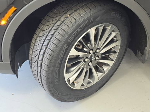 Used 2023 Lincoln Nautilus Reserve image 32