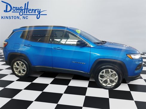 Used 2024 Jeep Compass Latitude image 6