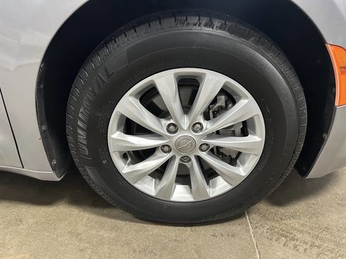 Used 2017 Chrysler Pacifica Touring-L image 28