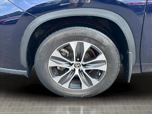 Used 2021 Toyota Highlander XLE AWD/4WD image 16