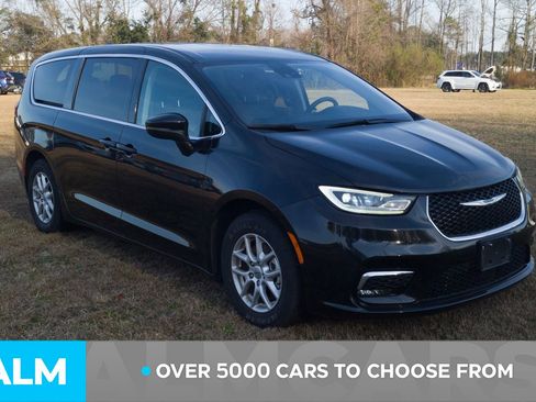 Used 2023 Chrysler Pacifica Touring-L image 3