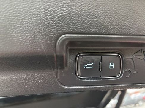 Used 2022 Ford Explorer XLT image 37