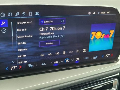 Used 2025 Chevrolet Traverse LT image 32