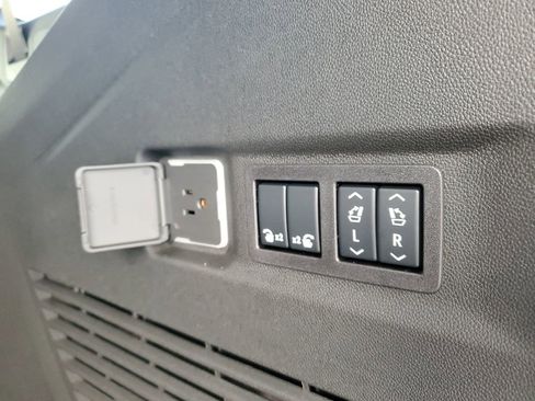 New 2026 Chevrolet Suburban LT image 8