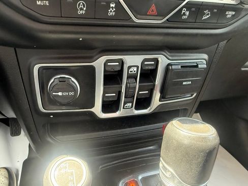 Used 2020 Jeep Wrangler Unlimited Sahara w/ Dual Top Group AWD/4WD image 28