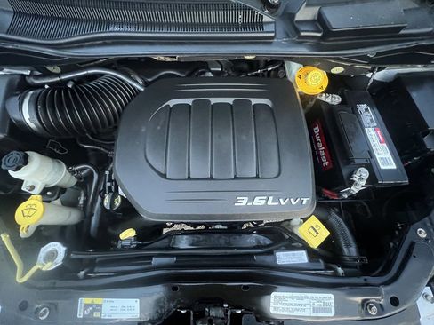 Used 2014 Chrysler Town & Country Touring image 9