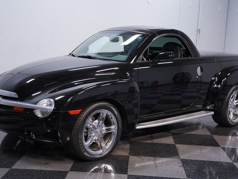 Used 2005 Chevrolet SSR w/ Preferred Equipment Group image 6