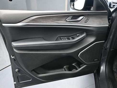 Used 2022 Jeep Grand Cherokee Limited image 13