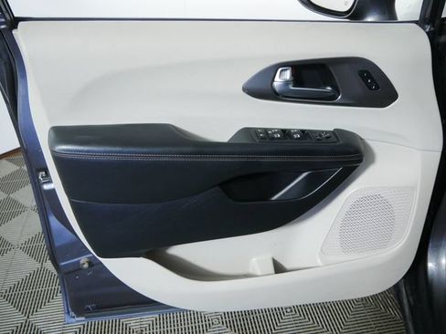 Used 2020 Chrysler Pacifica Touring-L Plus FWD image 17