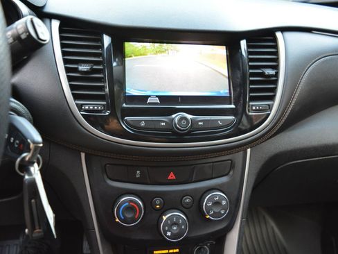 Used 2020 Chevrolet Trax LT FWD image 22