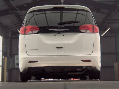 Used 2024 Chrysler Voyager LX FWD image 7