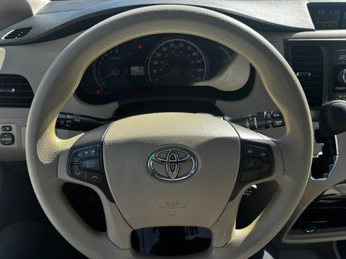 Used 2012 Toyota Sienna LE w/ Towing Pkg FWD image 16