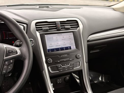 Used 2020 Ford Fusion SE FWD image 33